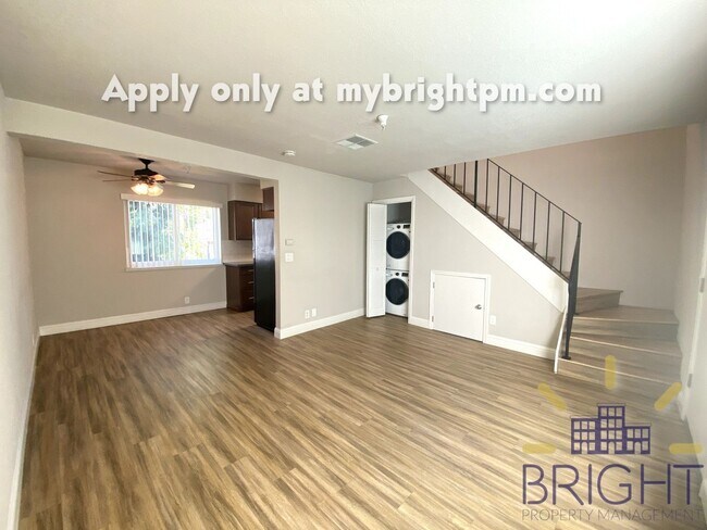 Foto del edificio - Recently Renovated 2 Bedroom 1 Bath, Two-Level Apartment-Great Midtown location!