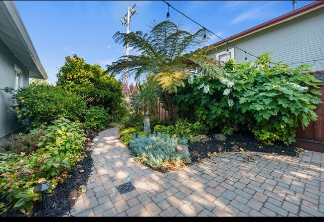 Building Photo - 713 Lighthouse Ave