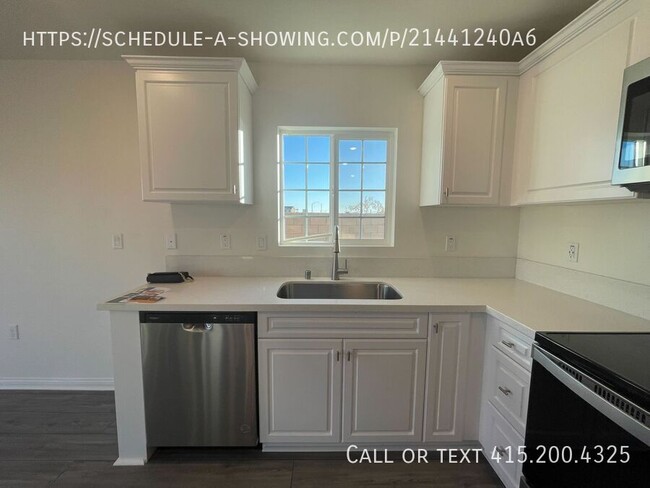 Building Photo - Gorgeous Brand New built - 3 bedroom & 2 b...