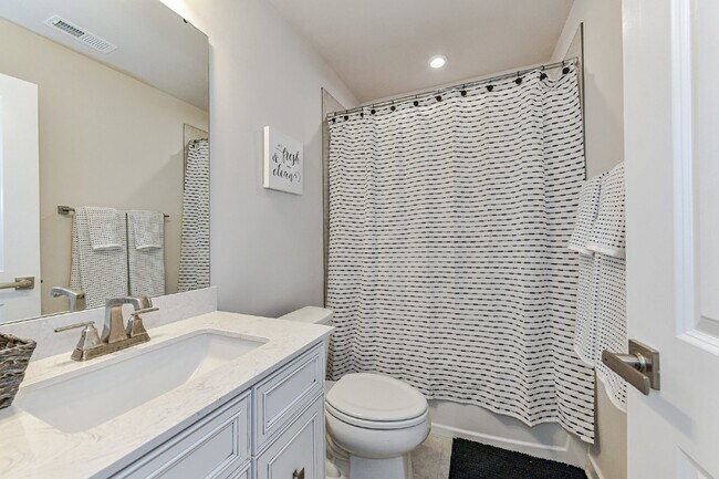 Foto del edificio - Stunning 3-bedroom, 4.5-bath townhome nest...