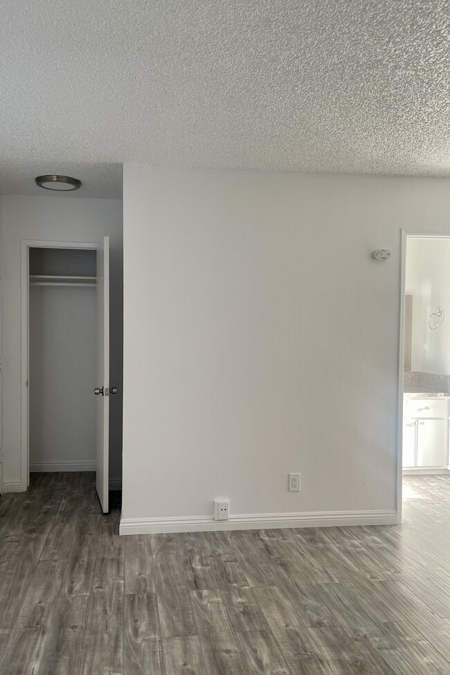 Building Photo - 6623 Woodley Ave