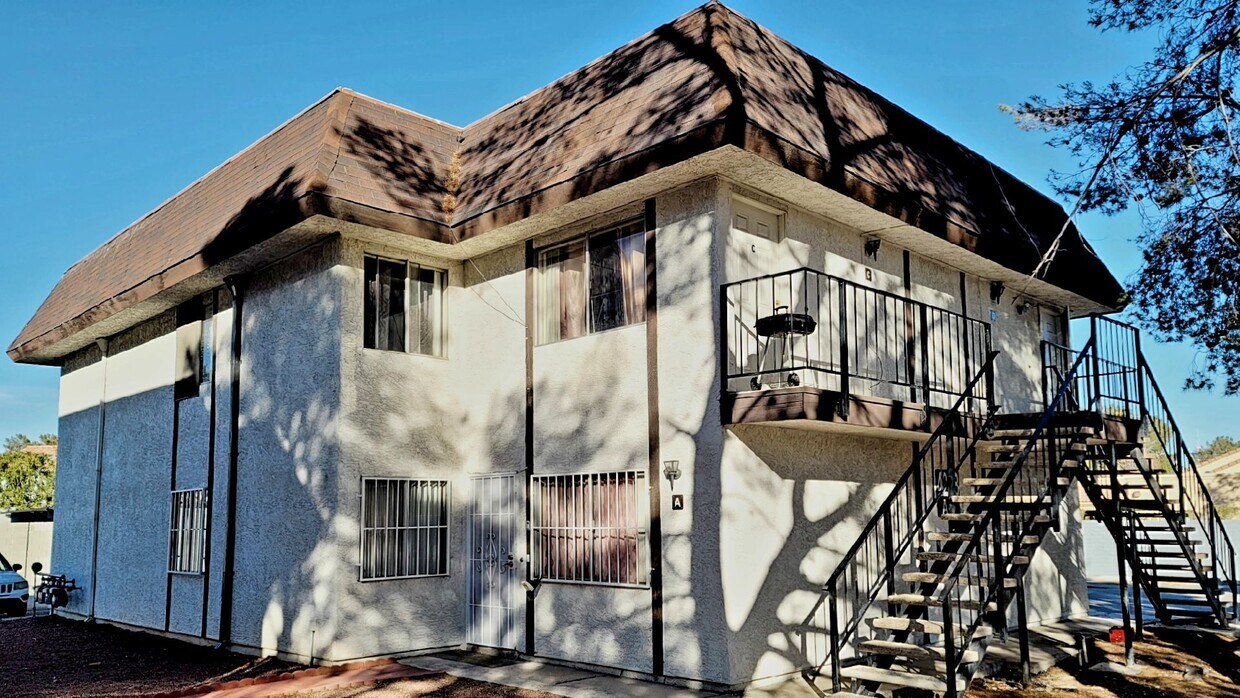 Foto principal - 4248 Tara Ave Unit 1 - 902 SQFT 2 Bed 1 Bath