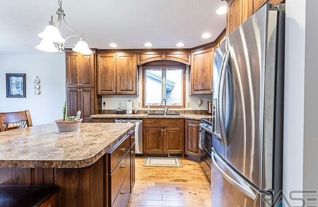 Building Photo - 2720 S Maywood Dr