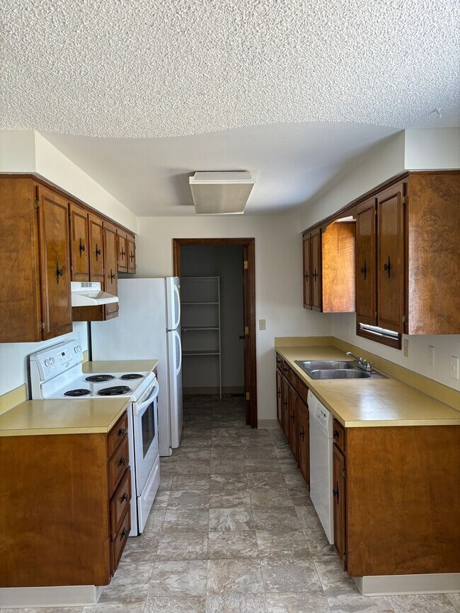 Building Photo - Three Bedroom House on a Cul-de-sac, Close...