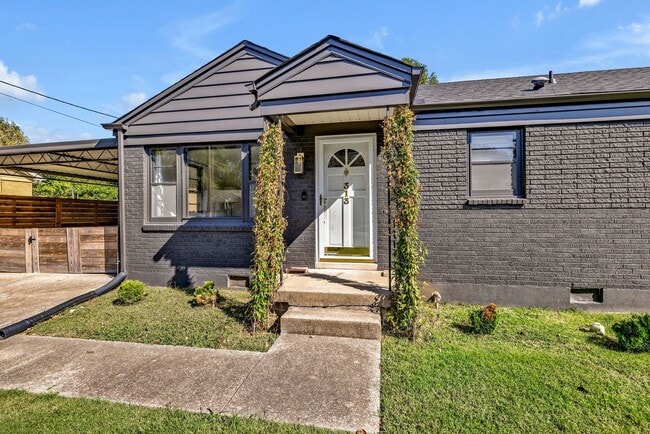 Photo - Beautifully furnished short-term rental in... House