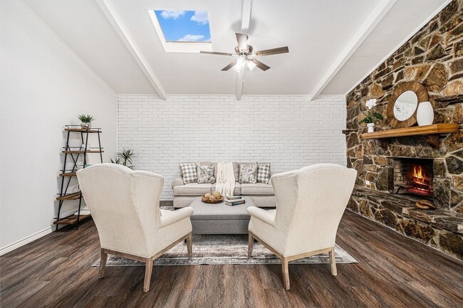 Photo - Stunning Remodel with Vaulted Ceilings and Spacious Yard House
