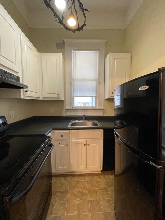 Building Photo - Studio Apartment on Desirable Magnolia Street