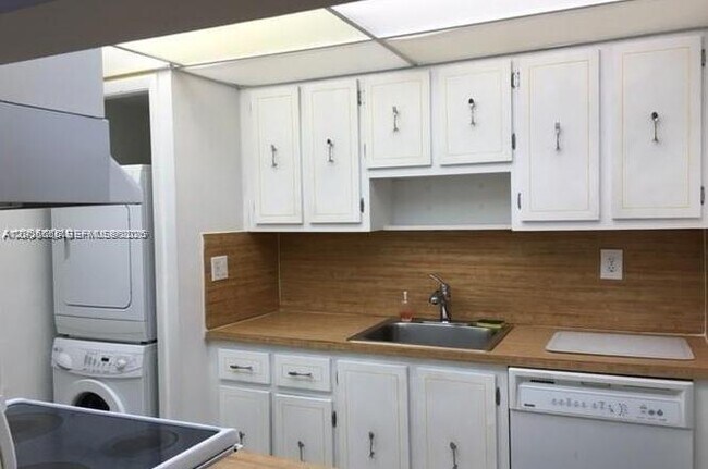 Foto del edificio - 220 Lakeview Dr