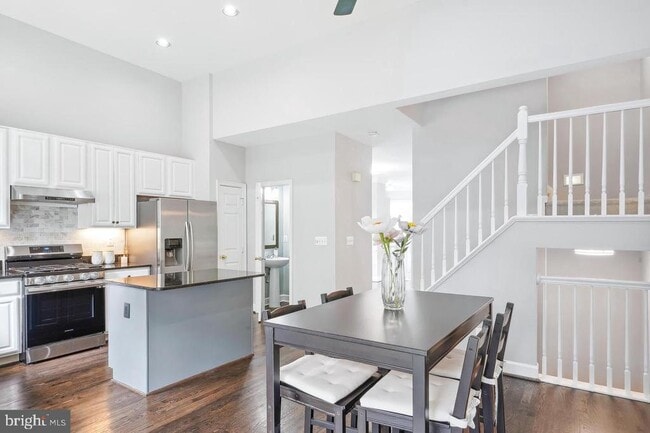 Building Photo - 2557 James Monroe Cir