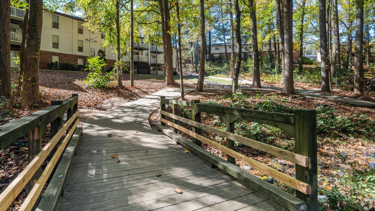 Explore el pintoresco sendero para caminar, perfecto para una tranquila caminata por la naturaleza o una carrera matutina en la tranquilidad del entorno boscoso. - Legacy at West Cobb