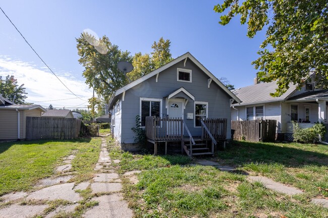 Building Photo - Spacious 2 bedroom/1 bathroom House in Cou...