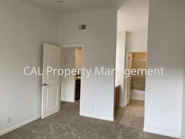 Foto del edificio - 2 bedroom 2 bathroom condo on North Salina...