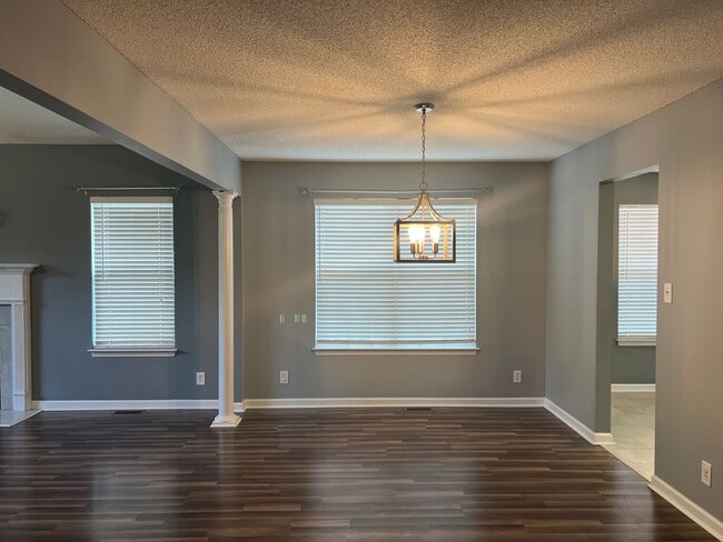 Building Photo - Beautiful N. Macon Home