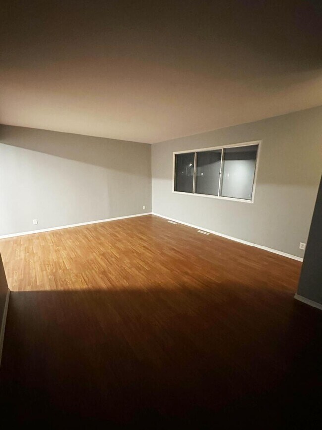 Building Photo - 3 bedroom in Kitimat BC V8C 1W3