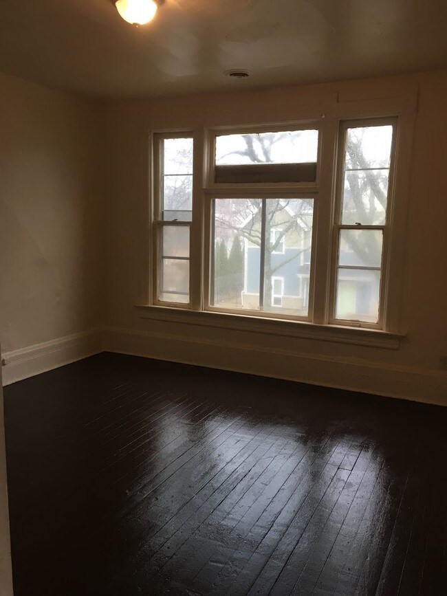 Building Photo - 2741 N 6th Street - 3 Bedroom Upper