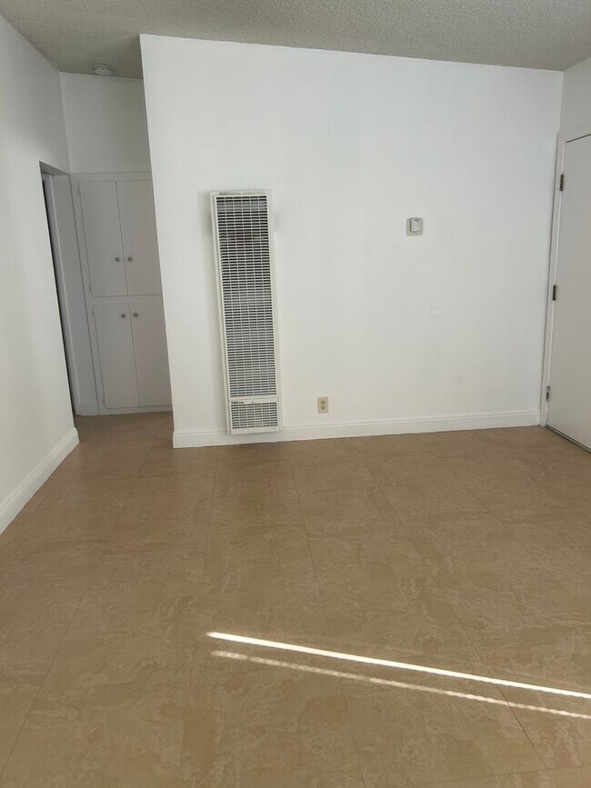 Foto del edificio - 313/315 A-F N MONTEBELLO BOULEVARD