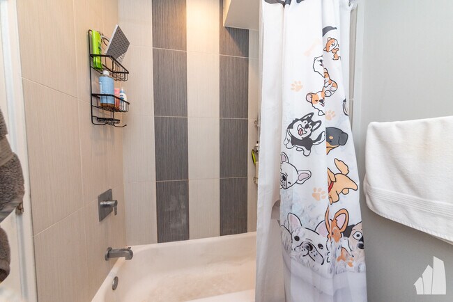 Building Photo - 2437 N Ashland Ave