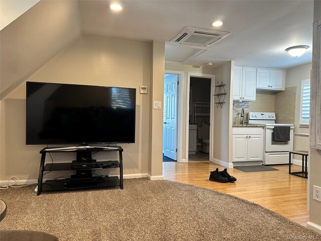 Building Photo - 12 Bunnell Pl