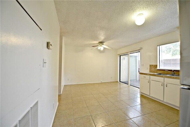 Building Photo - 9500 Quail Village Ln