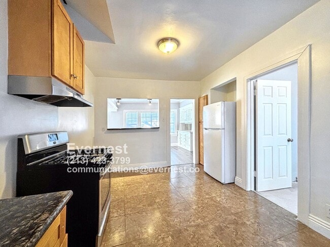 Foto del edificio - Charming 2-Bedroom Home with Garage and Ba...