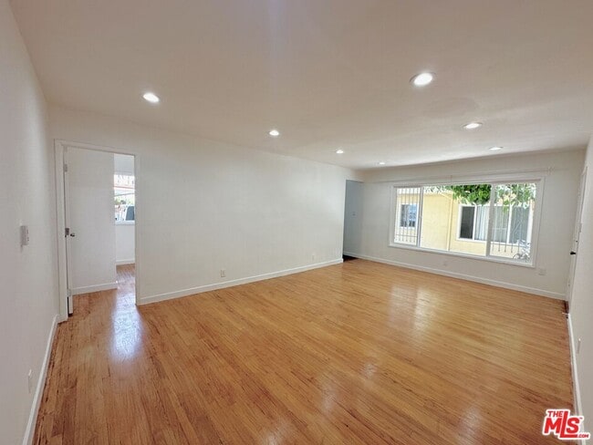 Building Photo - 1108 S Sherbourne Dr