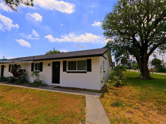 Building Photo - 4906 Serafica Dr