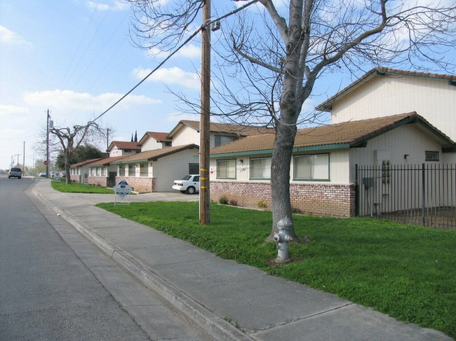 Building Photo - Evergreen Apartments