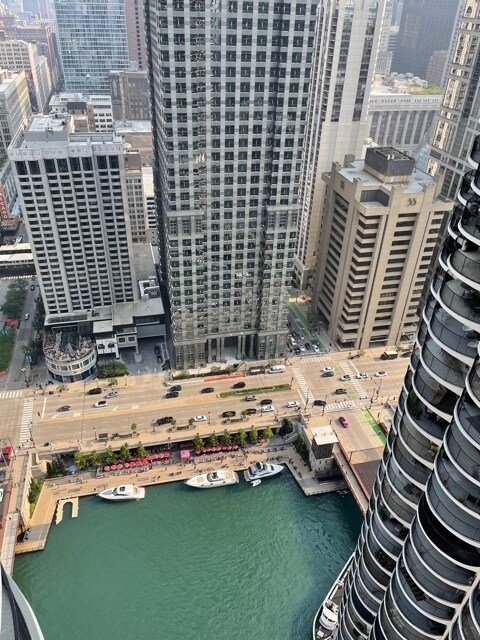 Foto del edificio - 300 N State St