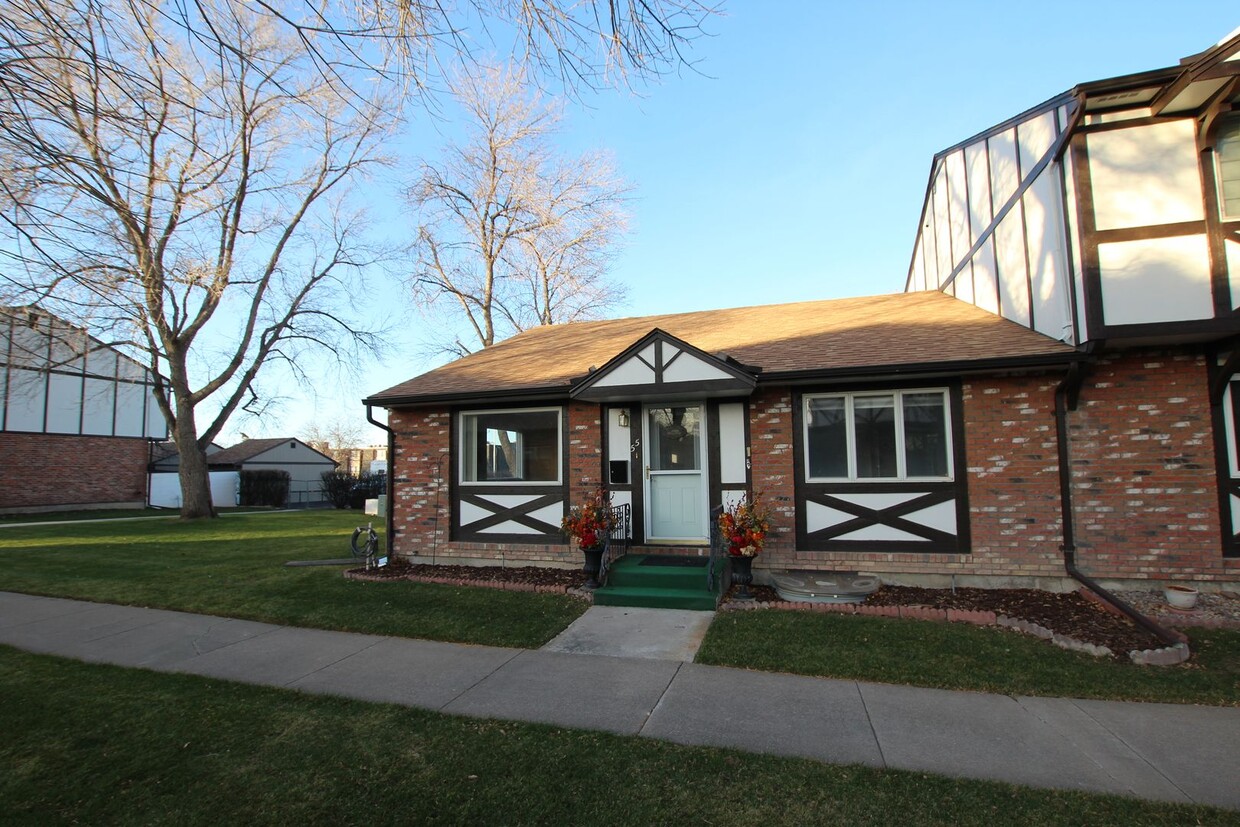 Primary Photo - Devonshire Condo For Lease - One Block fro...