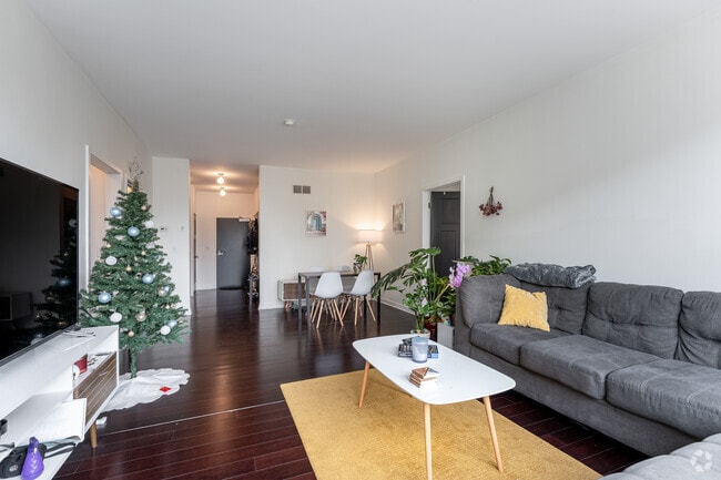 2BR, 2BA - 1142SF - 1244 W Devon Ave