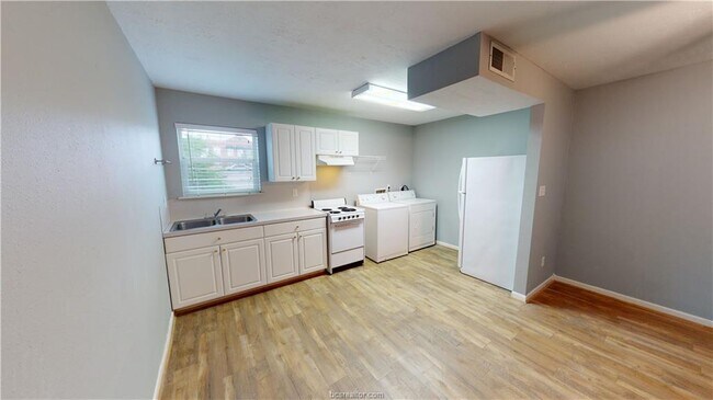 Building Photo - 409 Tauber St