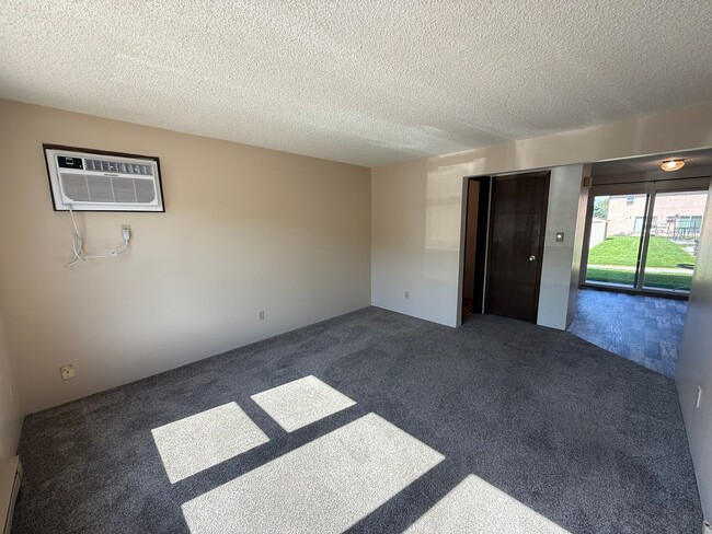 Building Photo - Two bedroom, one and half bathroom, modernly updated townhome!