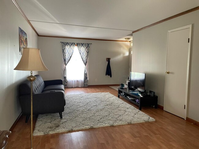 living - 908 Chatham Ln
