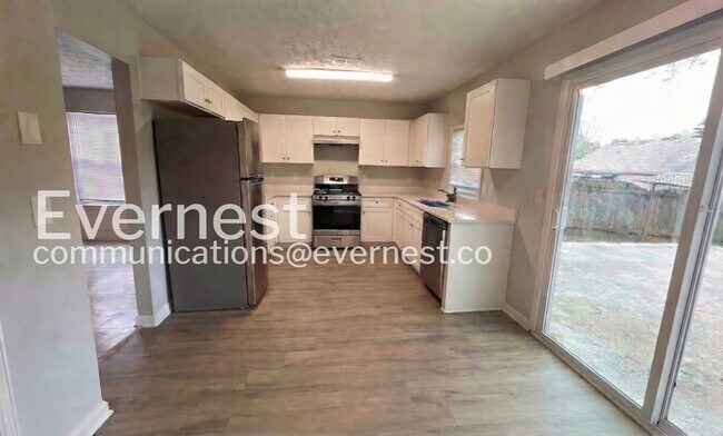 Foto del edificio - 3711 Sandy Shoals Ln