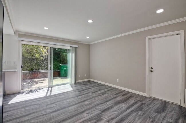 Foto del edificio - Single Story, Large Corner Lot with Pool p...