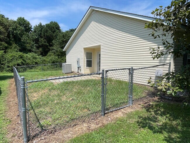 Foto del edificio - 5012 Scotch Pine Ave