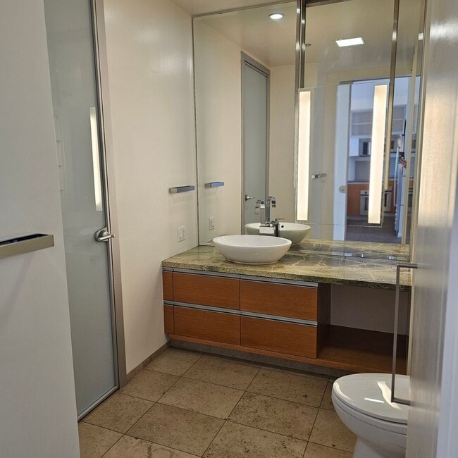 Building Photo - Gorgeous 1 bedroom over the Las Vegas Strip!