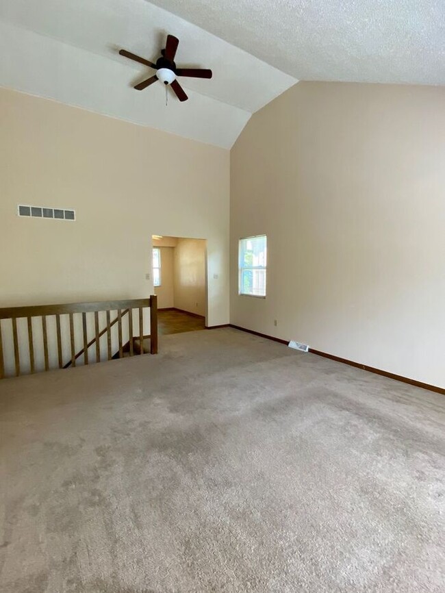 Building Photo - Cozy 3 Bedroom, 2 Bathroom Duplex in Raytown!