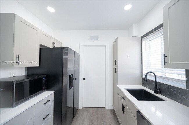 Foto del edificio - 305 NW 122nd St
