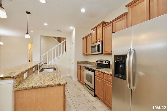 Building Photo - Comfortable 4/2.5 Townhome located in the ...