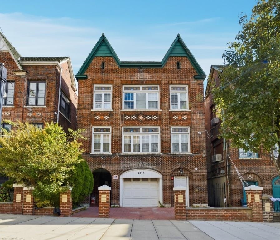 Primary Photo - 1012 Palisade Ave