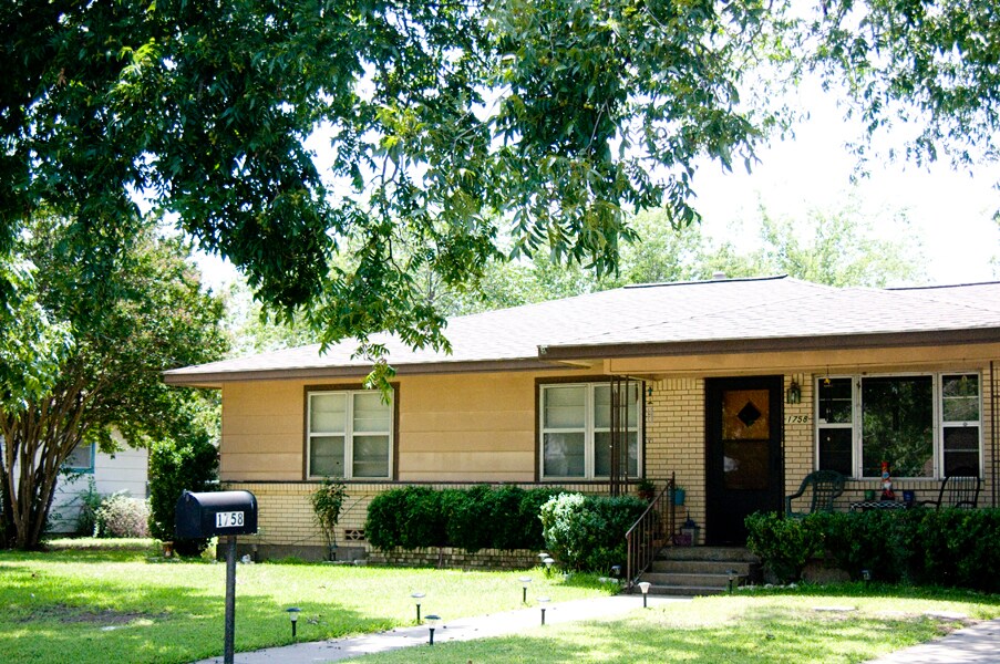 Primary Photo - 1758 Bingham Ave