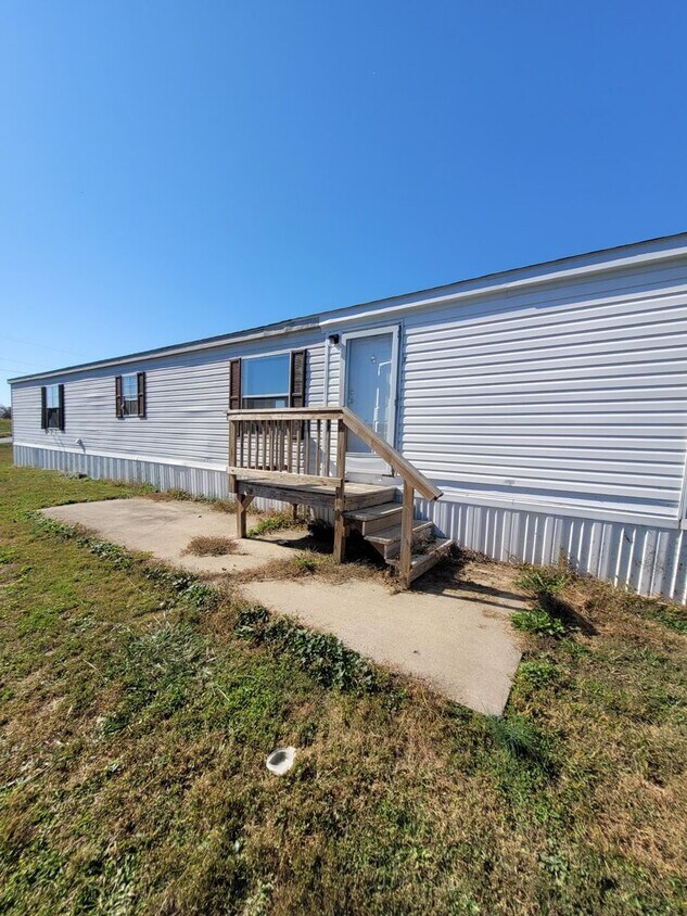 Primary Photo - 3 bedroom 2 bathroom Mobile Home