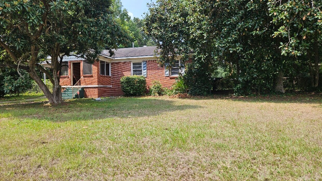 Primary Photo - 3 bed 1 bath home