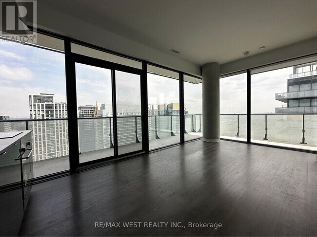 Building Photo - 161-3161 Roehampton Ave