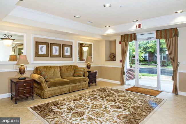 Vestíbulo del condominio con entrada segura - 5801 Clipper Ln
