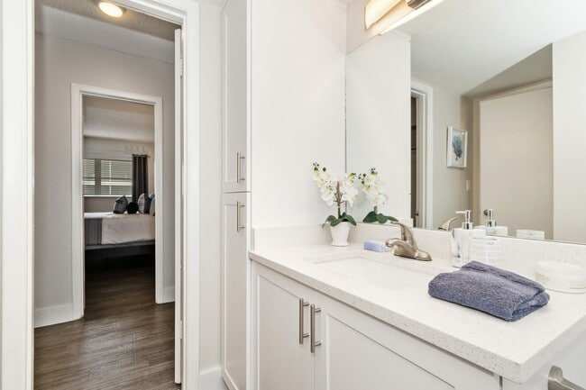 Building Photo - Aventura Oaks Apartments