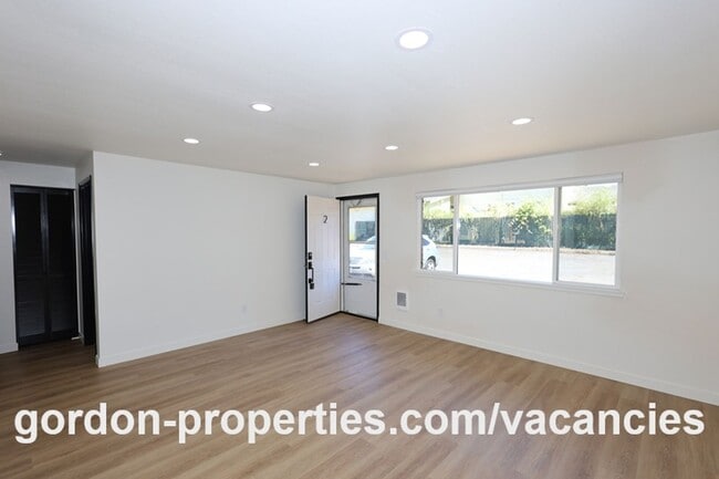 Building Photo - SE Tolbert St - Newly renovated Clackamas 2 bedroom unit