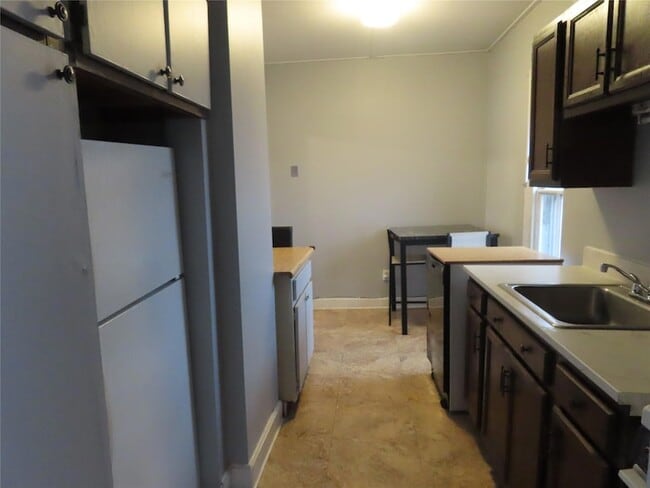 Building Photo - 206 Deer Park Ave