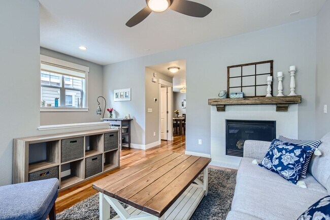 Building Photo - Long Realty & Property Management - Wonderfully Located Townhome in Great Neighborhood